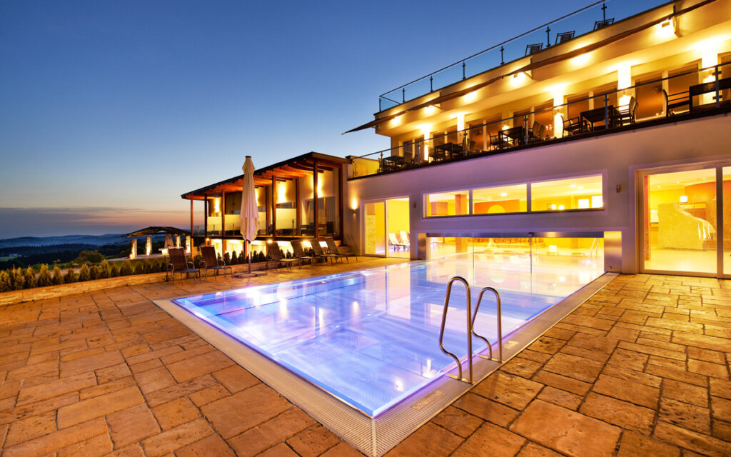 Pool außen bei Nacht